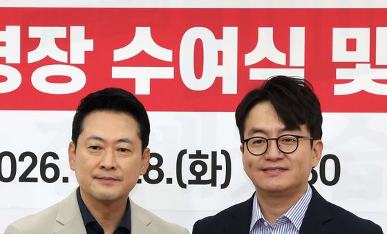 이상욱 위원에게 임명장 수여하는 장동혁 대표