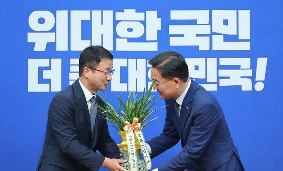 축하난 선물받는 신장식 대표