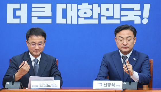 마이크 잡는 한병도·신장식