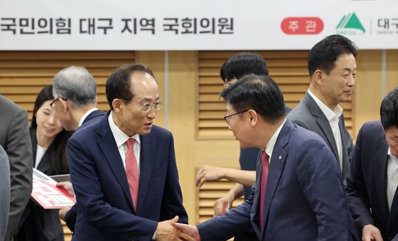 악수 나누는 정점식·추경호