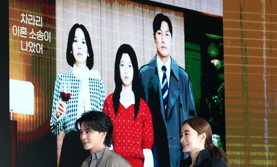 '지금 불륜' 김혜수, 연하남 김지훈 손 꼭 잡고 입장