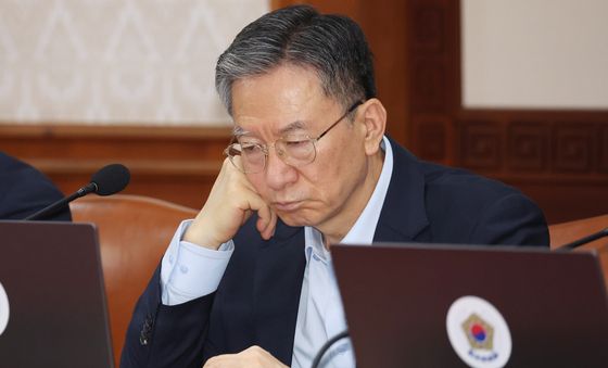 국무회의에서 자료 확인하는 정성호 장관