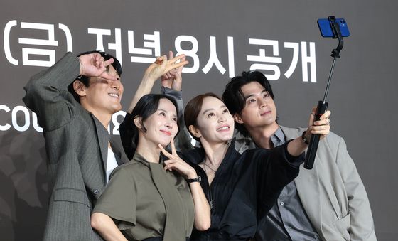 '지금 불륜이 문제가 아닙니다' 주역들의 기념 촬영