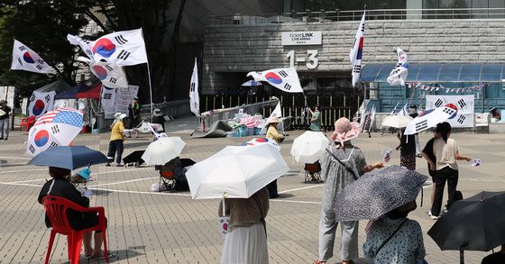두 달째 이어지는 봉쇄 집회