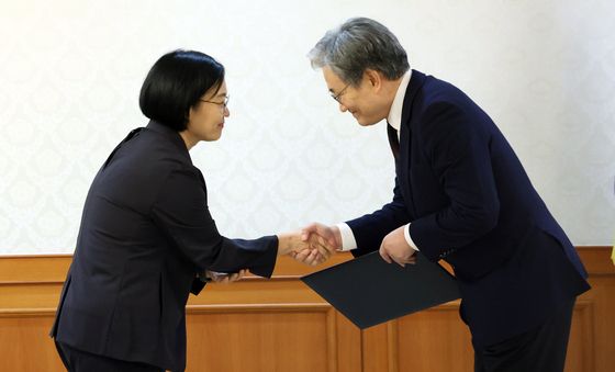 강영진 위원장에게 위촉장 전달하는 한성숙 총리