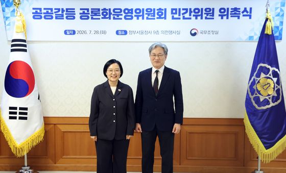 강영진 위원장과 기념촬영하는 한성숙 총리