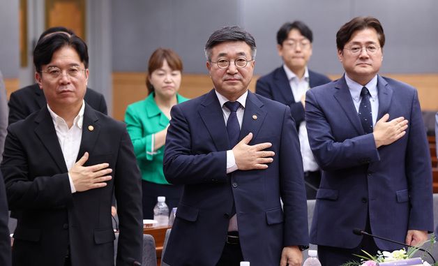 국기에 대한 경례하는 윤호중 장관·김영훈 장관·홍익표 정무수석
