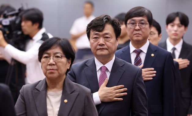 국기에 대한 경례하는 정은경 장관·백종우 부위원장·최휘영 장관