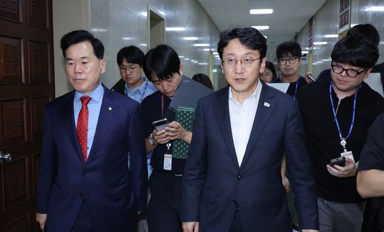 회동장 나서는 천준호·김승수