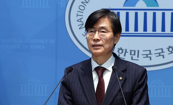 윤리위 징계 관련 기자회견하는 조경태 의원
