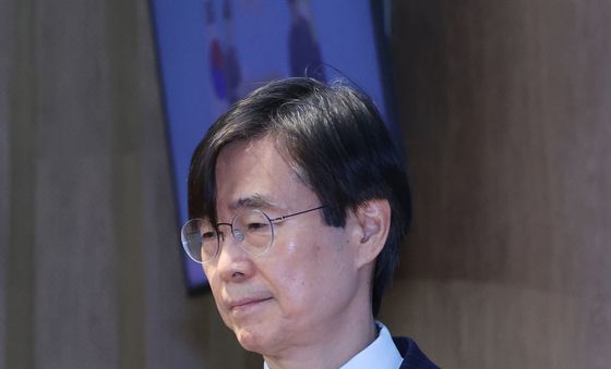 기자회견위해 단상으로 향하는 조경태 의원