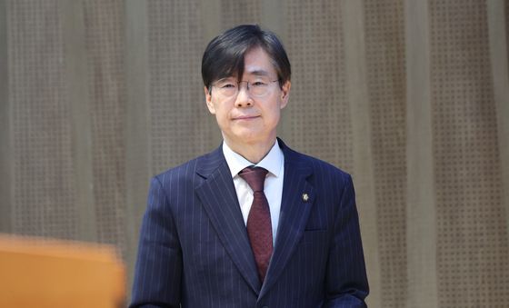 기자회견위해 단상으로 향하는 조경태 의원