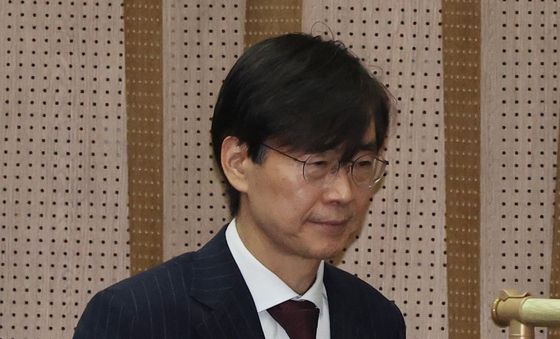 기자회견 위해 이동하는 조경태 의원