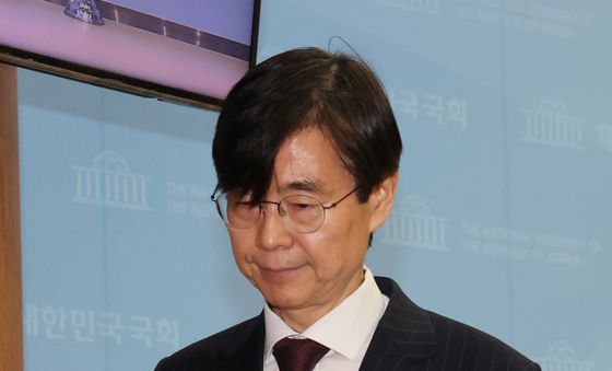 기자회견 마친 조경태 의원