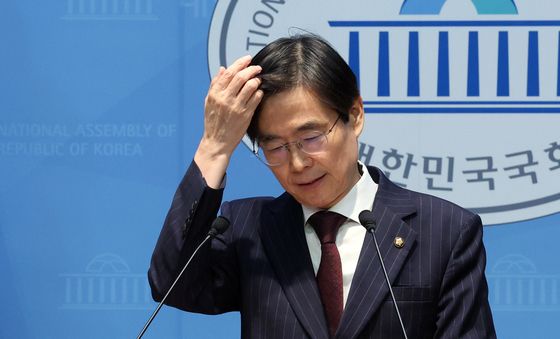 머리 만지는 조경태 의원