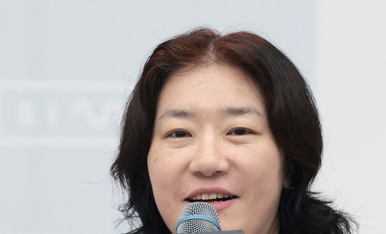 서울국제여성영화제 소개하는 황혜림 집행위원장