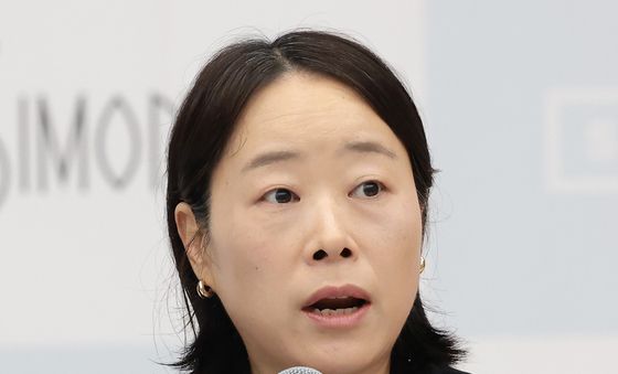 서울국제여성영화제 소개하는 송표정 프로그래머