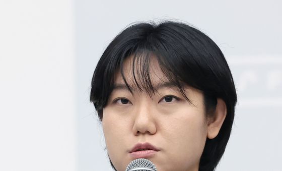 프로그램 소개하는 손시내 프로그래머