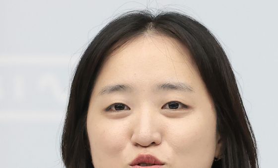 서울국제여성영화제 트레일러 소개하는 김미조 감독