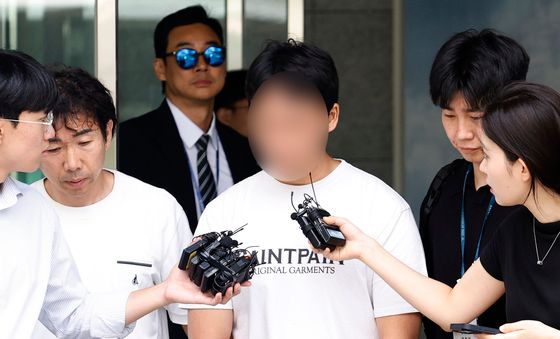 취재진 폭행 혐의 시위 참가자, 취재진 질문에 '사과 표명'
