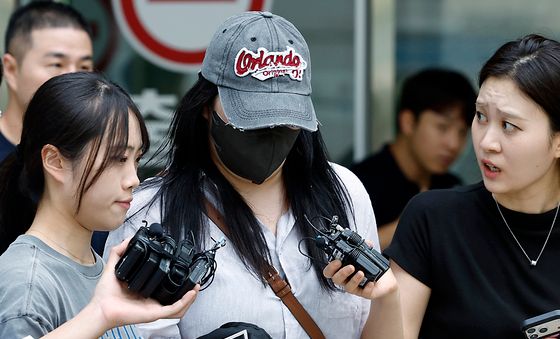 얼굴 숨긴 취재진 폭행 시위 참가자
