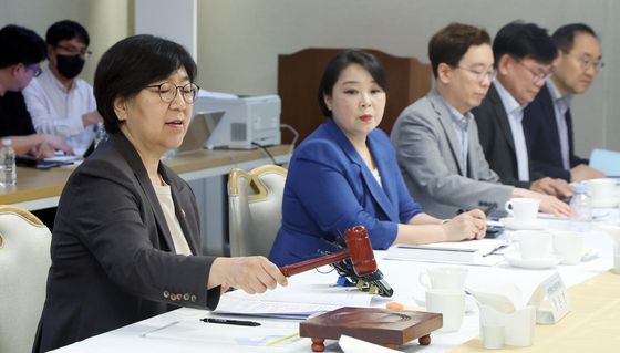 의사봉 두드리는 정은경 장관