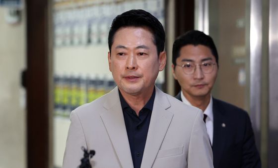 브리핑 위해 이동하는 장동혁 대표