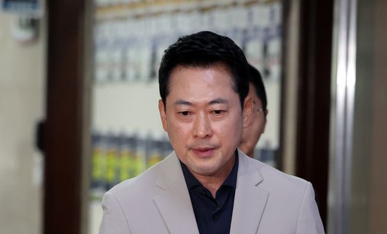 브리핑 위해 이동하는 장동혁 대표