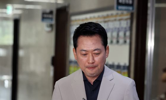 '李대통령 연임 포함' 개헌 관련 입장 표명 위해 이동하는 장동혁 대표