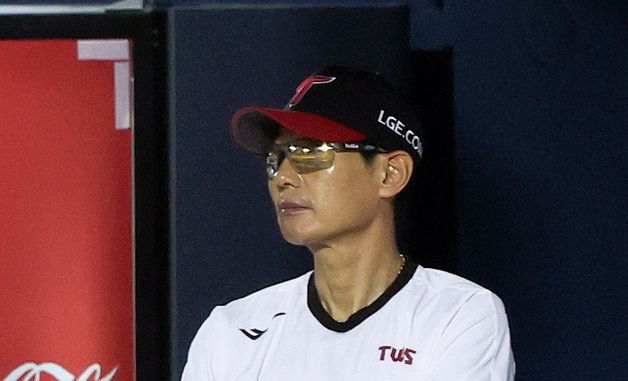 경기 지켜보는 염경엽 감독