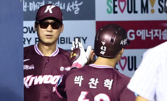 동점 투런포 박찬혁 맞이하는 설종진 감독