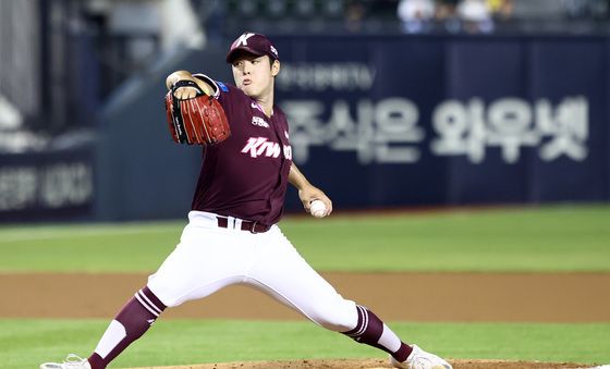 힘차게 공 뿌리는 정현우