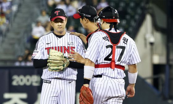 흔들리는 김진수에 마운드 오른 박동원