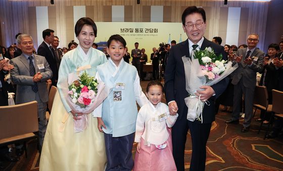 화동들과 기념촬영 하는 이재명 대통령·김혜경 여사