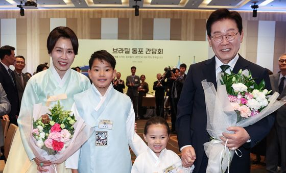 화동들과 기념촬영 하는 이재명 대통령·김혜경 여사