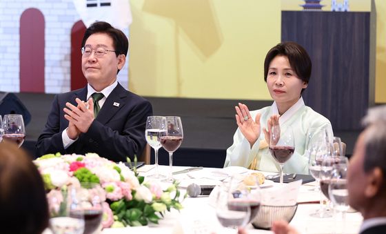 박수 치는 이재명 대통령·김혜경 여사