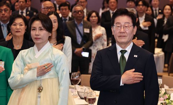 국민의례 하는 이재명 대통령·김혜경 여사