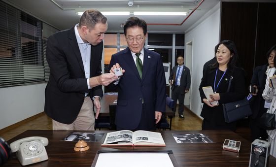 룰라 브라질 대통령 노조위원장 시절 사무실 전시공간 살펴보는 이재명 대통령