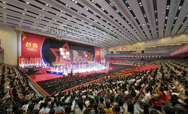 평양서 전승절 73주년 기념공연…중국 노래도 무대에