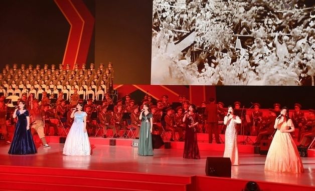 전승절 73주년 기념공연 펼치는 북한 예술인들