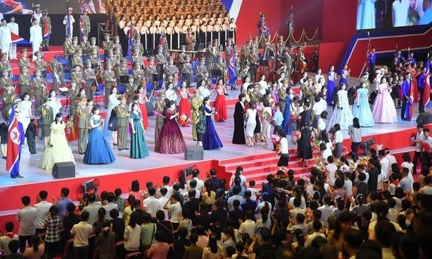 전승절 73주년 기념공연 펼치는 북한 예술인들