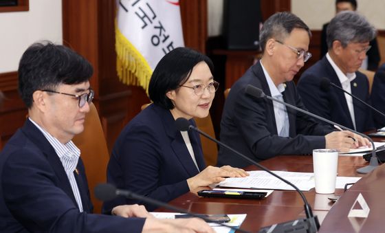 모두 발언하는 한성숙 총리