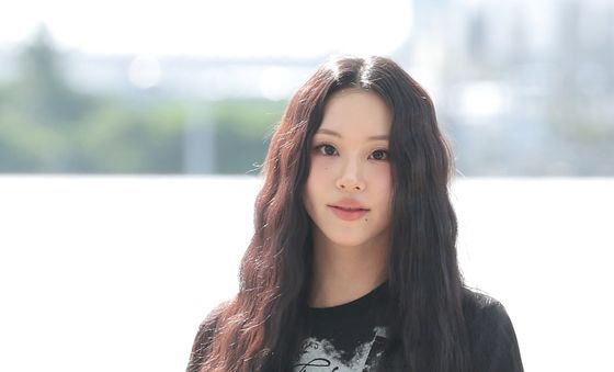 채영, 출국