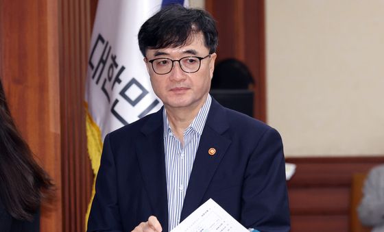 비상경제 점검회의 참석하는 임기근 국무조정실장