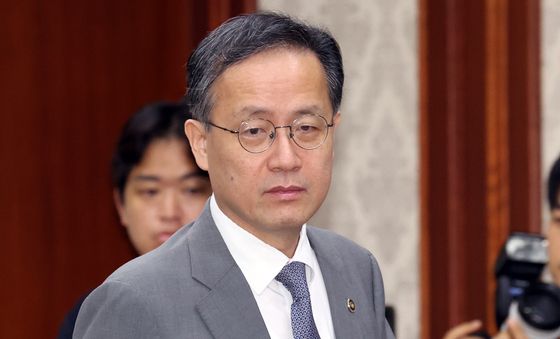 비상경제점검회의 참석하는 이형일 차관
