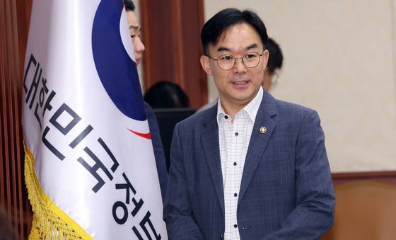 비상경제점검회의 참석하는 채이배 실장