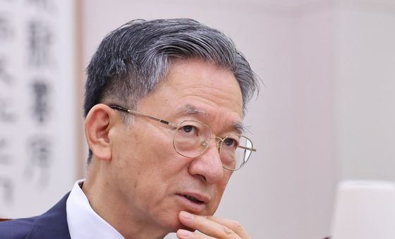 생각 잠긴 정성호 장관