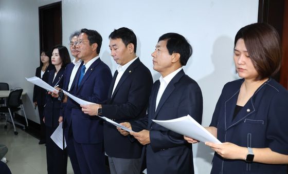 기자회견하는 범여 법사위원들
