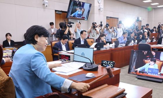 의사봉 두드리는 서영교 위원장
