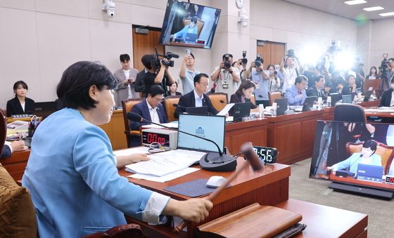 의사봉 두드리는 서영교 법사위원장